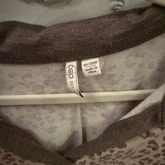 Cato Leopard Print V-Neck Collared Top - Picture 2 of 2